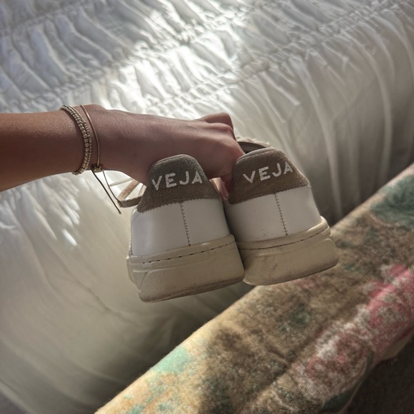 Veja Almond V-12 leather sneaker - Picture 6 of 9
